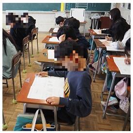 ミスがないか入念にチェックする６年生