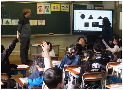 挙手の勢いがすごい！　３年生