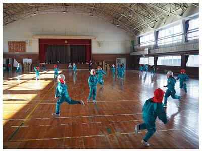 体育館いっぱいに走り回る体育　１年生