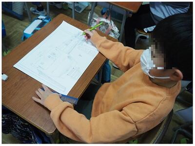 未来にタイムスリップという楽しい絵を描いていました