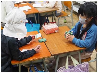 坊主めくりを楽しそうに行っています