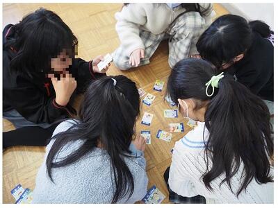 頭をつきあわせてかるた遊び