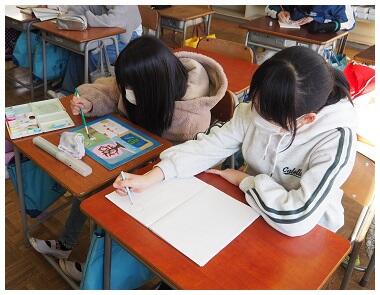 図工の絵を丁寧に描いていました