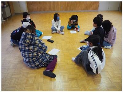 各グループごとの話し合いに保護者の方も参加して