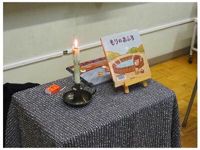 ろうそくに灯をつけてお話が始まる素敵な会です