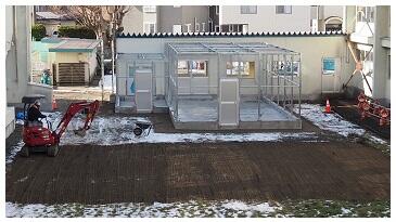 ユンボで積んでいた土をならし始めました