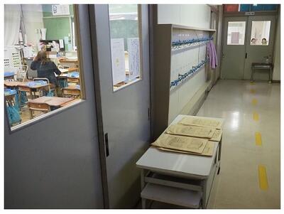 面談中。普段は元気な声が響く廊下がひっそりしています。