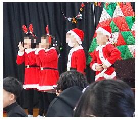 一生懸命サンタさんを呼んでいる表情がいいのですが・・・