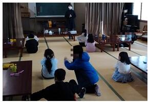 工作教室をわくわくして待つ様子