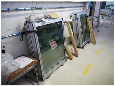 新しいガラスが廊下にずらりと並びました