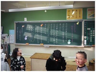 黒板に朝日が差し込んで晴れやかな気持ち