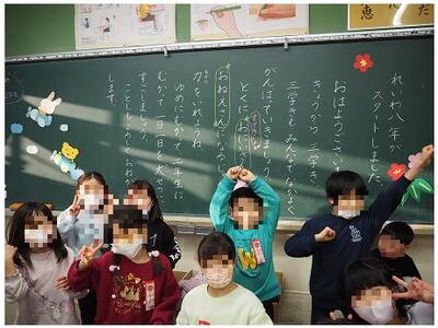 黒板撮りにいくとみんな集まってきます