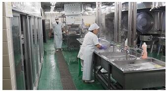 ４００人ちかくの食器類を３人で