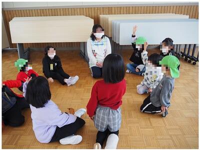 グループごとの交流　ジェスチャーゲームをしているチーム