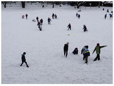 雪にも負けずサッカーを楽しんでいます