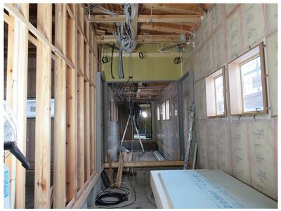 校舎から新設棟への渡り廊下　木の匂いが気持ちいいです