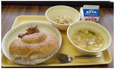 ライ麦パンがおっきいです。