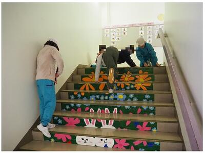 階段も丁寧に静かに　４年生