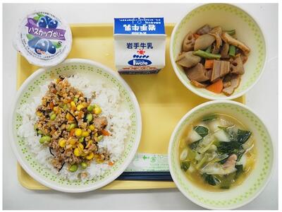 28日メニュー　ご飯にのせてパターンは最高です