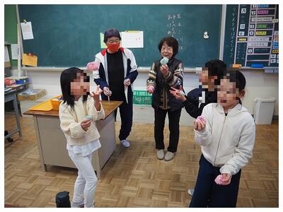 お手玉はリズムよく