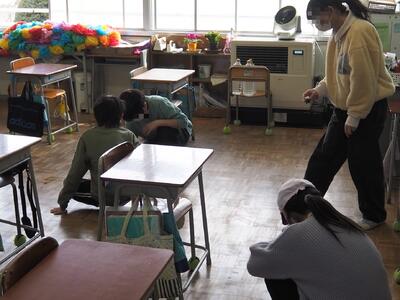 教室の汚れをメラミンスポンジで