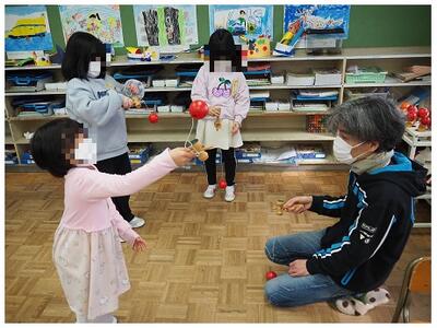 けん玉　ボランティアの皆さんと楽しそう