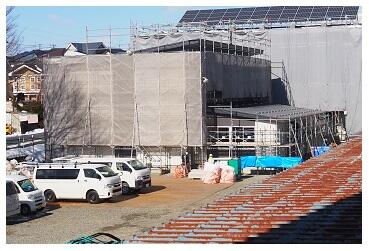 外の壁がはられて、一段と建物らしくなりました