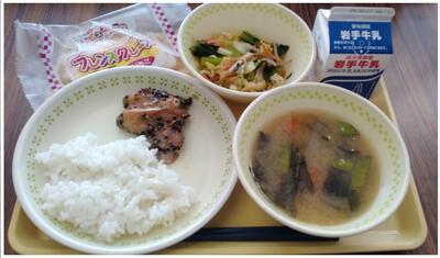 リクエスト給食でクレープがつきました