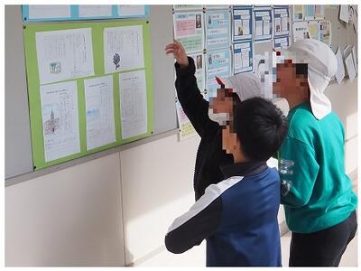 とても楽しそうに掲示板を見ていました