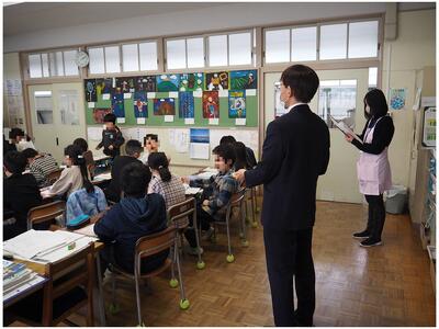 授業中の二酸化炭素濃度を測定中