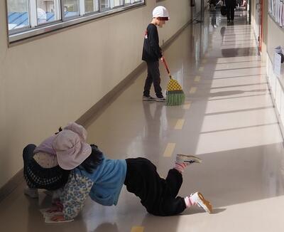 1年生もしっかりお掃除に取り組みます