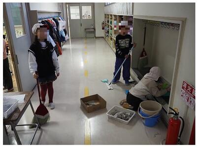 掃除用具入れの中のものを出して