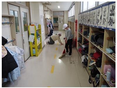 普段の廊下掃除も、すこし丁寧さをまして