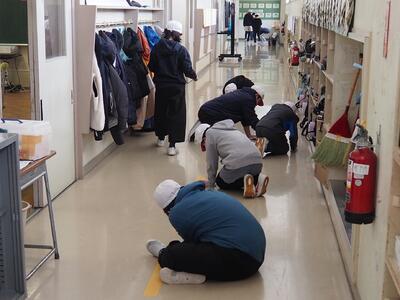 床を丁寧に拭く５年生
