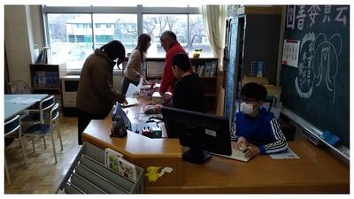 手を休めることなく働くくりほんやさんたち