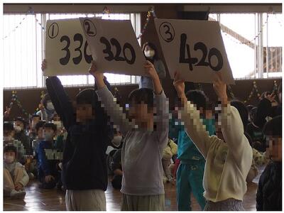 厨小クイズで盛り上げた４年生