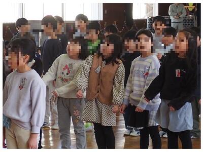 メダルのプレゼントと泣かせる歌　２年生