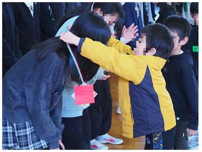 一生懸命メダルを渡します　背がこんなに違います