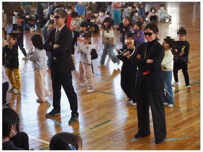 担任の先生も１年生の表現に飛び入りで６年生絶叫