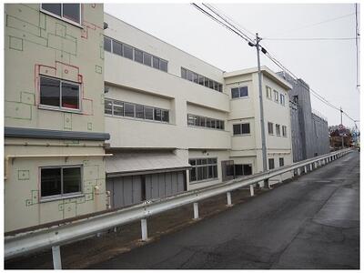 きれいに再塗装された北側壁面