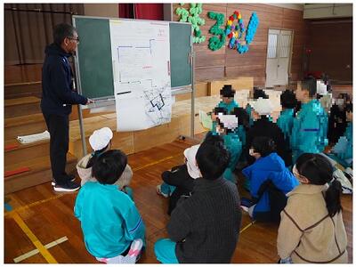 新しいルートの確認を真剣に聞くリーダーたち