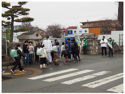 元気に警察の皆さんにも挨拶