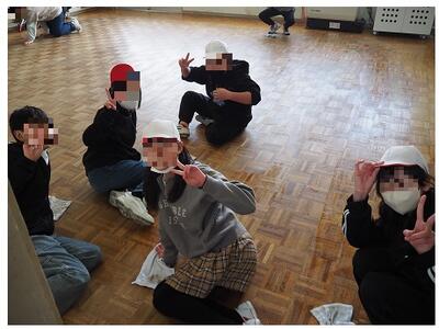 お掃除中も明るく元気　六年生