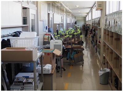 これを全部出して全部戻す　ワックス清掃は大変なのです