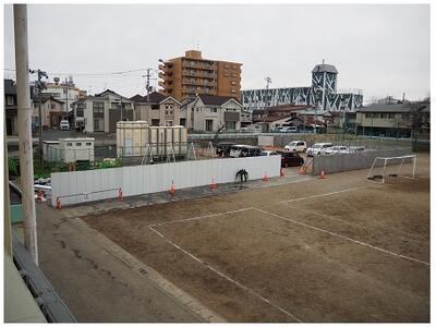 駐車場から高い壁が張られました