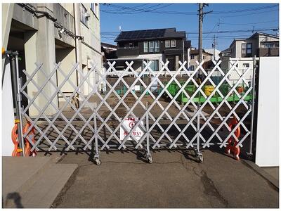 高い柵がたちました。