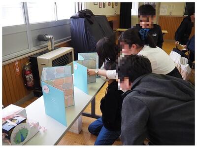 色紙を見る子どもたち