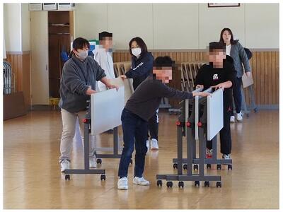 白鳥ホールの来賓用テーブル並べ