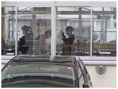 校長室から見た理科室奉仕作業