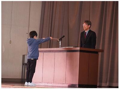 代表児童の立派な授与の様子